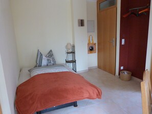 1 bedroom, travel cot, free WiFi, bed sheets - Living on the farm (Frankfurt am Main)