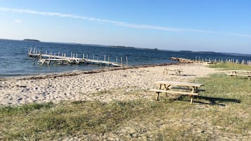 Nära stranden och solstolar