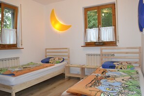 3 dormitoris, planxa i posts de planxar i un bressol de viatge 