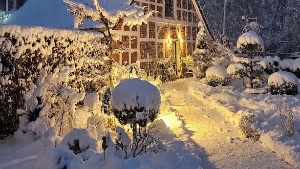 A snow-covered house with a triangular roof and large windows. - 3-star ground floor, free Wi-Fi, near the coast in Otterndorf (Neuenkirchen)