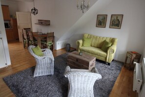 Smart TV, fireplace, DVD player, books