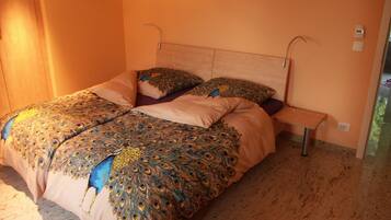 3 slaapkamers, een strijkplank/strijkijzer, gratis wifi, beddengoed