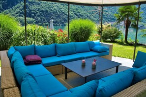 Property grounds - Lakefront Villa, in its own 5 acre parc at the lake, private sandy beach (Novate Mezzola)