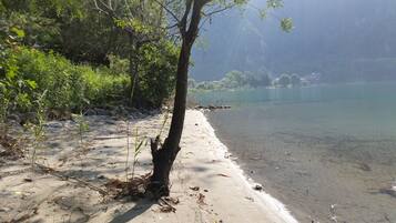 Na praia, espreguiçadeiras, toalhas de praia
