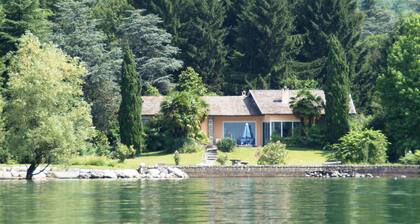 Traumhafte Villa mit großem Privatpark, direkt am See mit eigenem Privatstrand. 