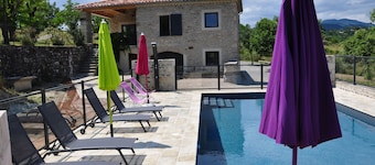 Gîte Ardèche Sud 4* pour 12 personnes indépendant sur terrain arboré de 20 000m²