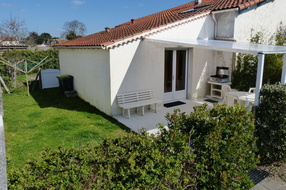 Pretty small villa near the sea