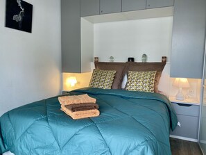 2 soverom, strykejern/-brett, wi-fi og sengetøy