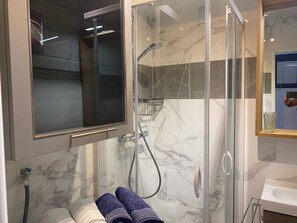 Baignoire, séchoir à cheveux, serviettes fournies, papier de toilette
