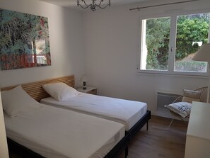 2 bedrooms, iron/ironing board, Internet