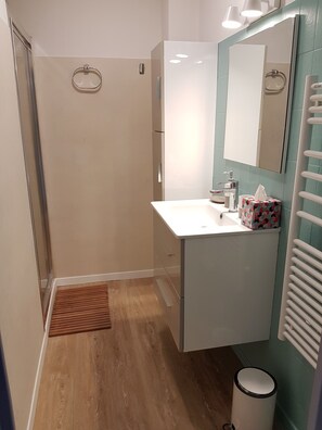 Bathtub, hair dryer, towels