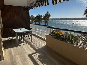 Outdoor dining - 4-room apartment 90 m² + Terrace 17 m². Sea Front, Panoramic Sea View (Bandol)