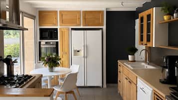 Coffee/tea maker, fridge, microwave, oven