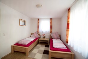 2 chambres, coffres-forts dans les chambres, fer et planche à repasser