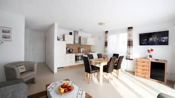 Smart-TV, DVD-Player, Tischfußball, Bücher