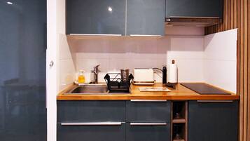 Een koelkast, een magnetron, een kookplaat, een vaatwasser