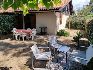 Outdoor dining - House near beach in residence with swimming pool (Capbreton)