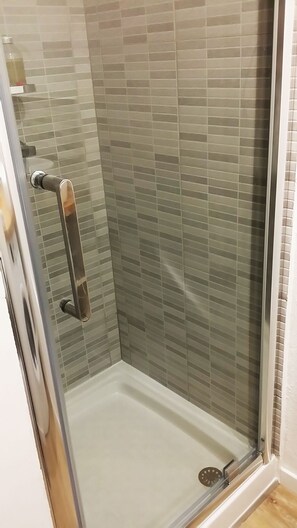 Douche, séchoir à cheveux, serviettes fournies, savon