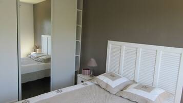 2 bedrooms, iron/ironing board, WiFi