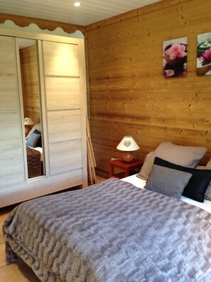 1 chambre, fer et planche à repasser