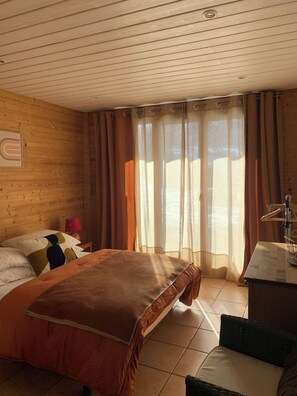 1 chambre, fer et planche à repasser