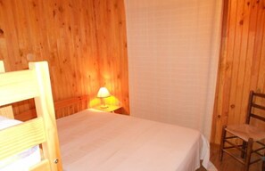 2 chambres, fer et planche à repasser, draps fournis