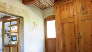 A room with a wooden door, a tiled floor, and a small window. - CHARMING HOUSE IN FORCALQUIER: Surrounded by nature, perfect for relaxation and activities with friends and family (Forcalquier)