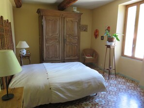 4 عدّة غرف نوم ومكواة/لوح كي وسرير سفر وواي فاي مجانًا