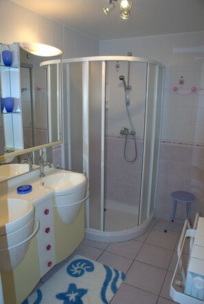 Douche, sèche-cheveux, serviettes fournies