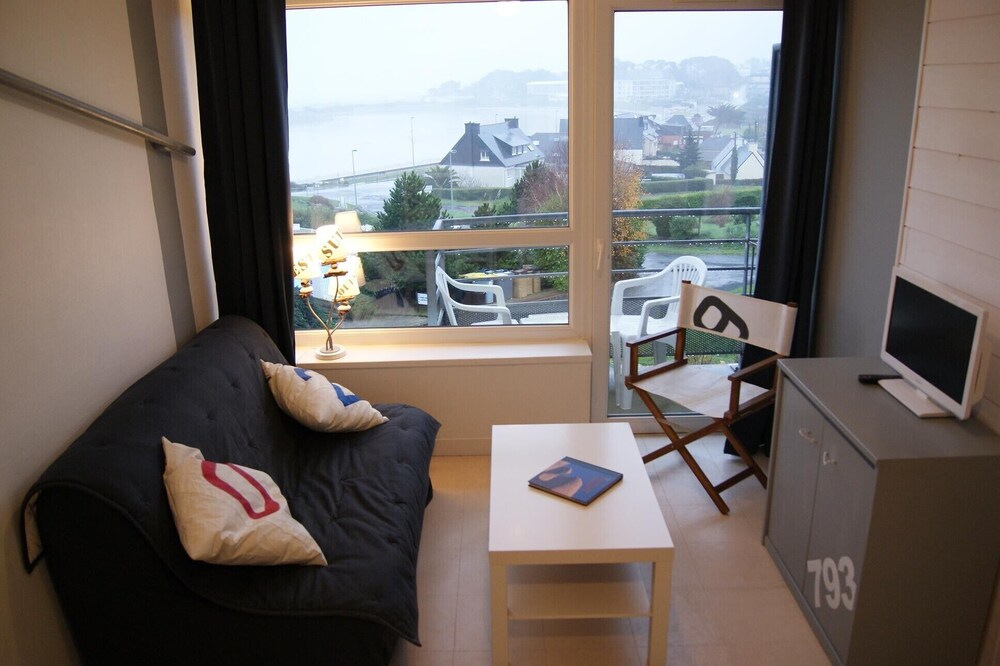 Apartment 2-6 pers panoramic sea views, beach 50m
