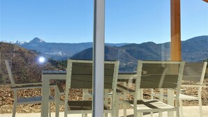 A view from a covered outdoor seating area with a mountain backdrop. - Cottage pure nature, Provence, well being. (Digne-les-Bains)