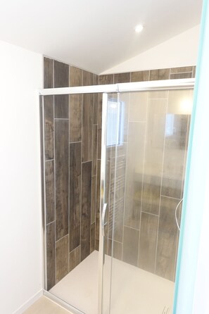 Dusche, Haartrockner, Handtücher, Seife