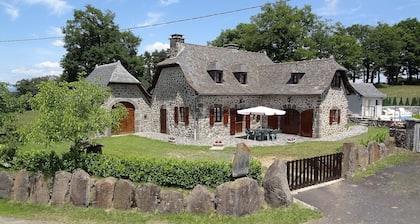 Gîte rural avec piscine privée chauffée, pêche à la truite,terrain de boules.