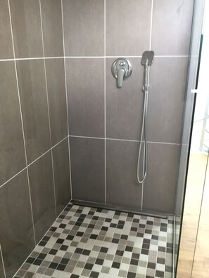 Dusche, Haartrockner, Handtücher