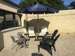 Outdoor dining - House in the heart of the village - Bretteville l'Orgueilleuse - near beach landing (Thue Et Mue)