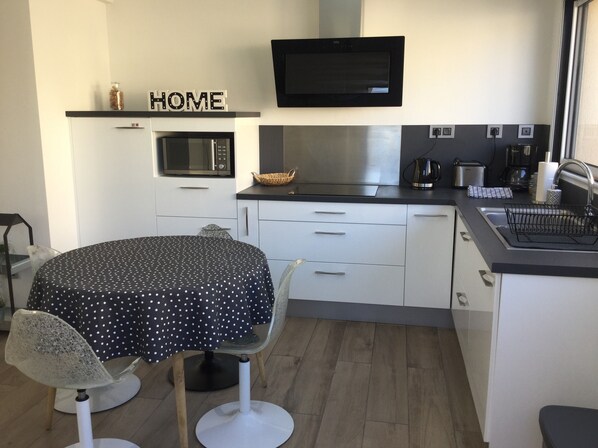 Fridge, microwave, stovetop, coffee/tea maker - House in the heart of the village - Bretteville l'Orgueilleuse - near beach landing (Thue Et Mue)
