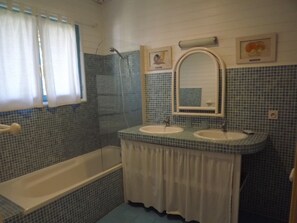 Ducha y bañera combinadas y secador de pelo