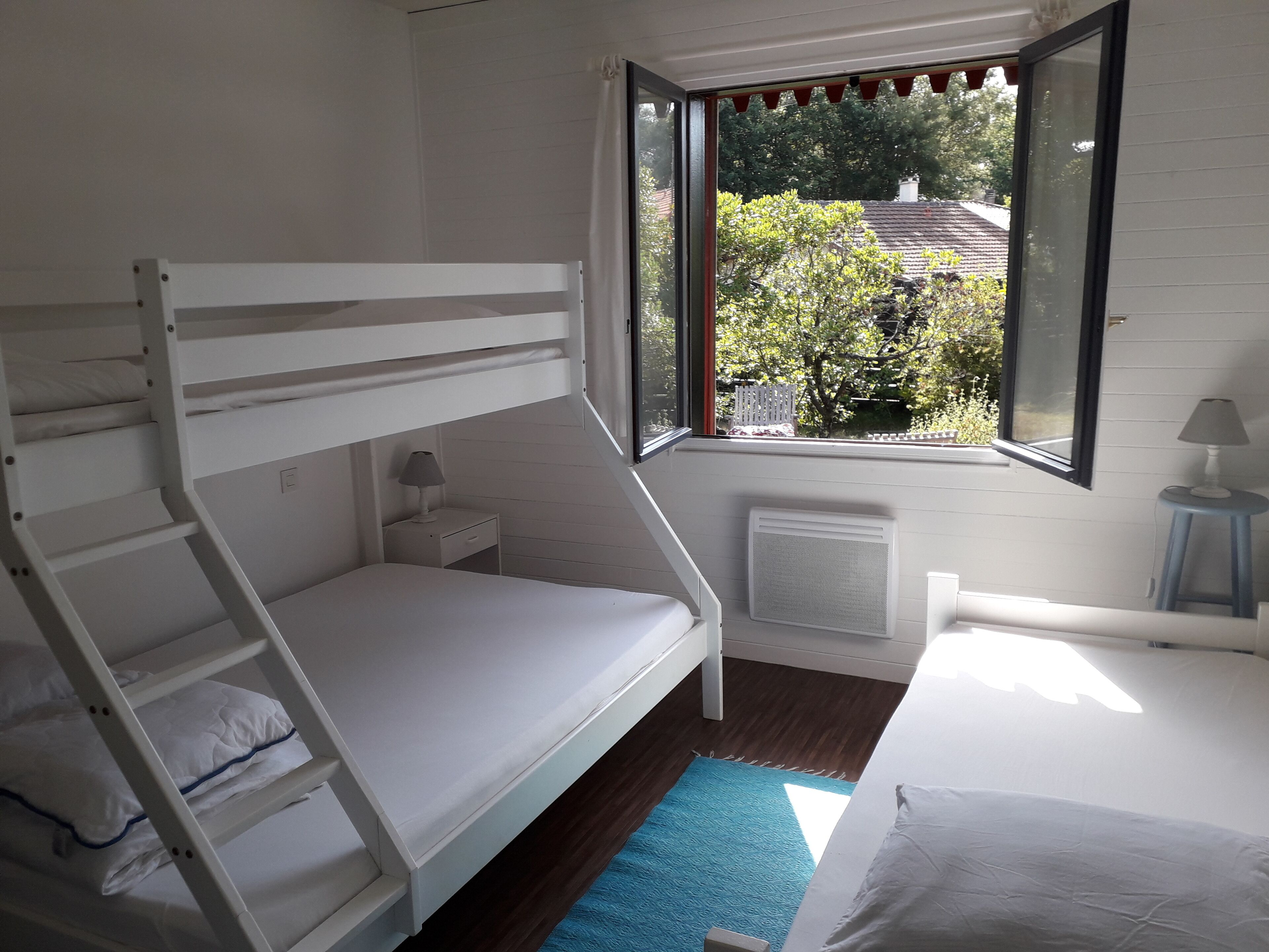 4 slaapkamers, een strijkplank/strijkijzer, wifi