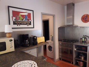 Een koelkast, een microgolfoven, een oven, een kookplaat