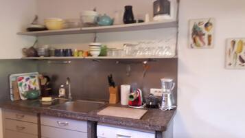 Een koelkast, een microgolfoven, een oven, een kookplaat