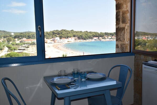 Dining - Studio on the Beach, feet in the water (La Seyne-Sur-Mer)
