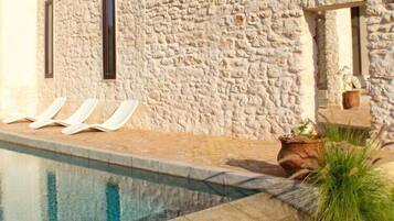 Alberca al aire libre y alberca climatizada