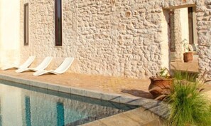 Alberca al aire libre y alberca climatizada