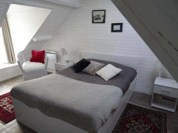 2 habitaciones, tabla de planchar con plancha y cuna de viaje