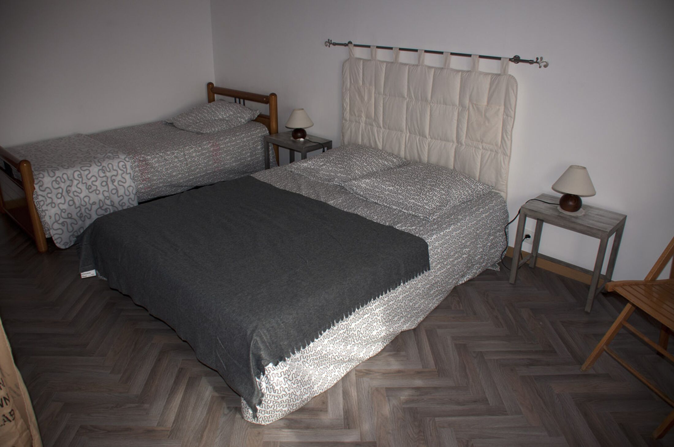 3 habitaciones, tabla de planchar con plancha y cuna de viaje 