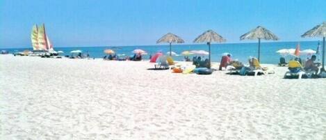 Plage à proximité, chaises longues