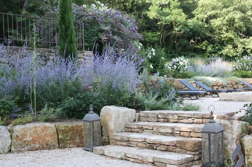 Mas de charme au bord de la rivière avec roulotte, piscine privée sur 7000 m2 