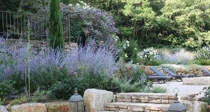 Mas de charme au bord de la riviÚre avec roulotte, piscine privée sur 7000 m2