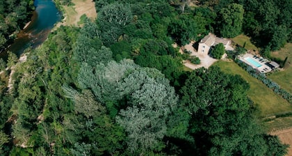 Encantadora casa de campo en el borde del río con piscina privada de 7.000 m2