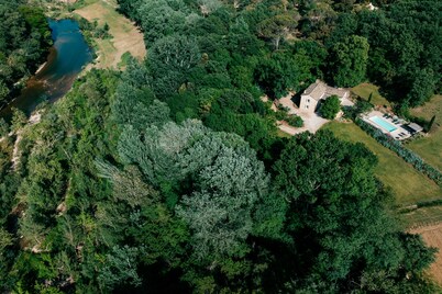 Encantadora casa de campo en el borde del río con piscina privada de 7.000 m2 